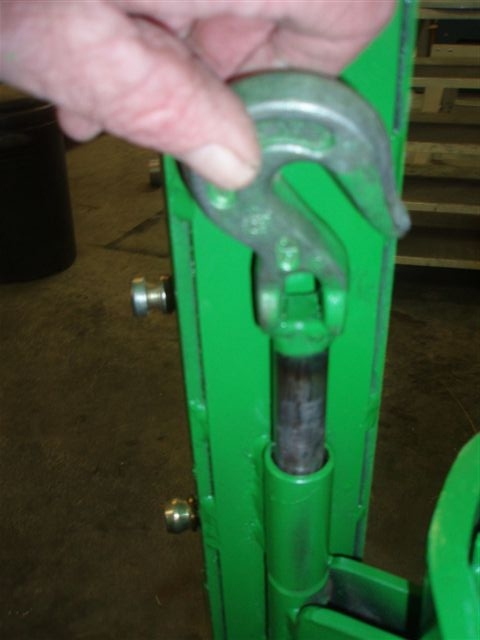 Kidder chute hinge.JPG (94676 bytes)