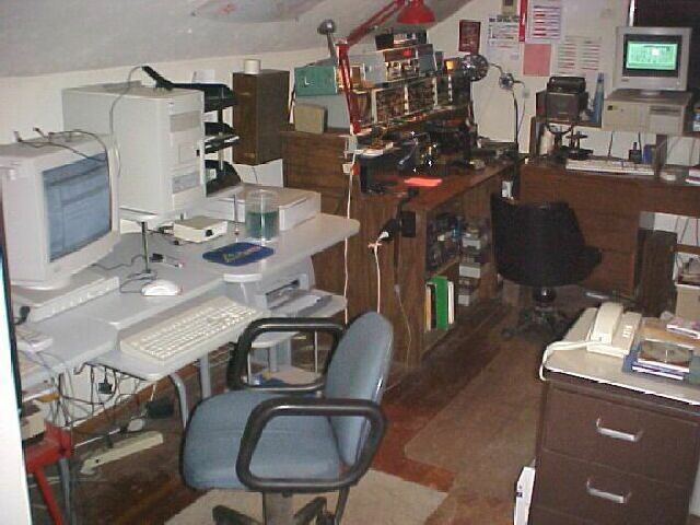 Ham Shack1a.jpg (57437 bytes)